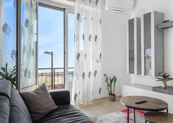 Victoria Seafront - Sea View Private Parking Ac & Wifi Apartment *